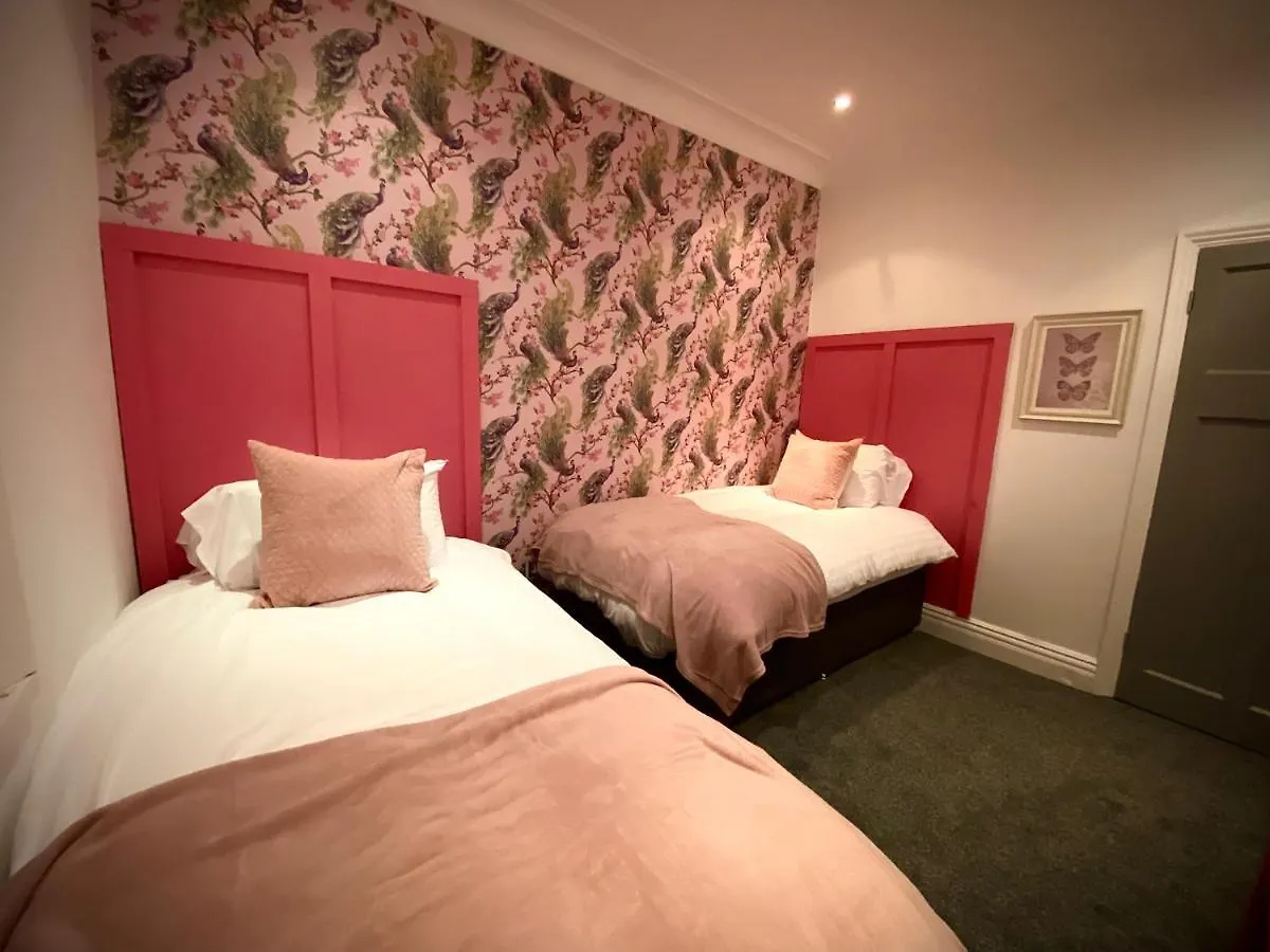 Captivating 4-Bed Hot Tub House In Blackpool 0*,