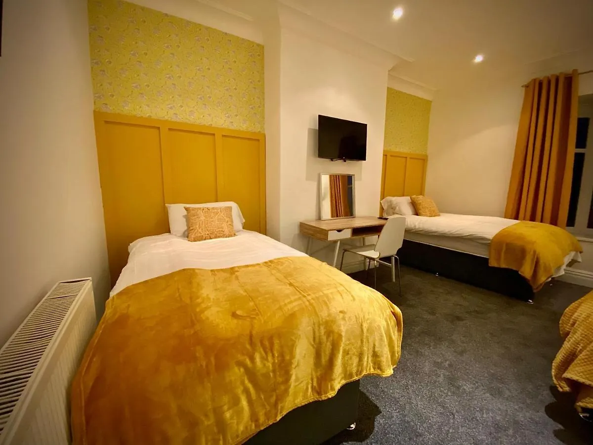 Captivating 4-Bed Hot Tub House In Blackpool 0*,