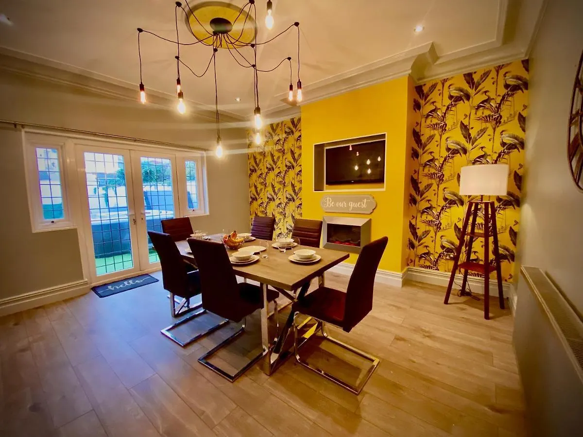 Captivating 4-Bed Hot Tub House In Blackpool Holiday home