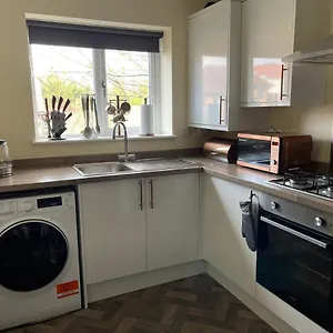 Cheerful 3 Bedroom Town House With Hot Tub Blackpool